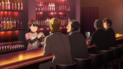 Hitomi viszont gyorsan tanul, úgyhogy mire Utako visszaért, Hitomi már mérte az italt.